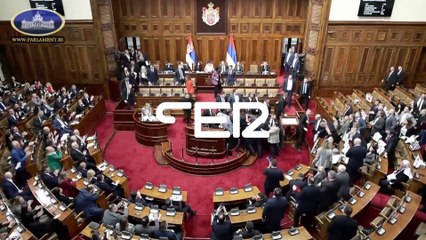 Estallan granadas de humo en el Parlamento de Serbia