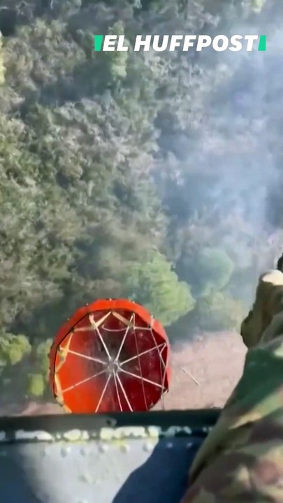 La imagen nunca vista de bomberos forestales trabajando desde el aire