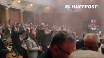 Diputados serbios lanzan gas lacrimógeno dentro del parlamento: hay una diputada en estado crítico