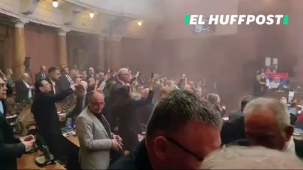 Diputados serbios lanzan gas lacrimógeno dentro del parlamento: hay una diputada en estado crítico