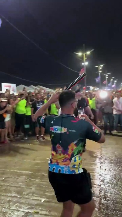 Xand Avião se joga na folia com banho de caminhão-pipa em São Luis