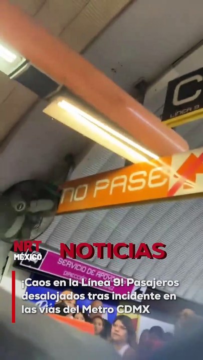 Usuarios de la Línea 9 del Metro CDMX fueron desalojados y tuvieron que caminar por la zona de vías debido a un incidente en la red de transporte.