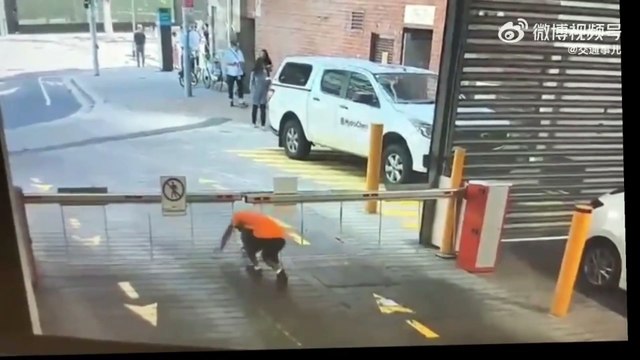 Quand une barrière automatique a décidé de te voler tes vêtements