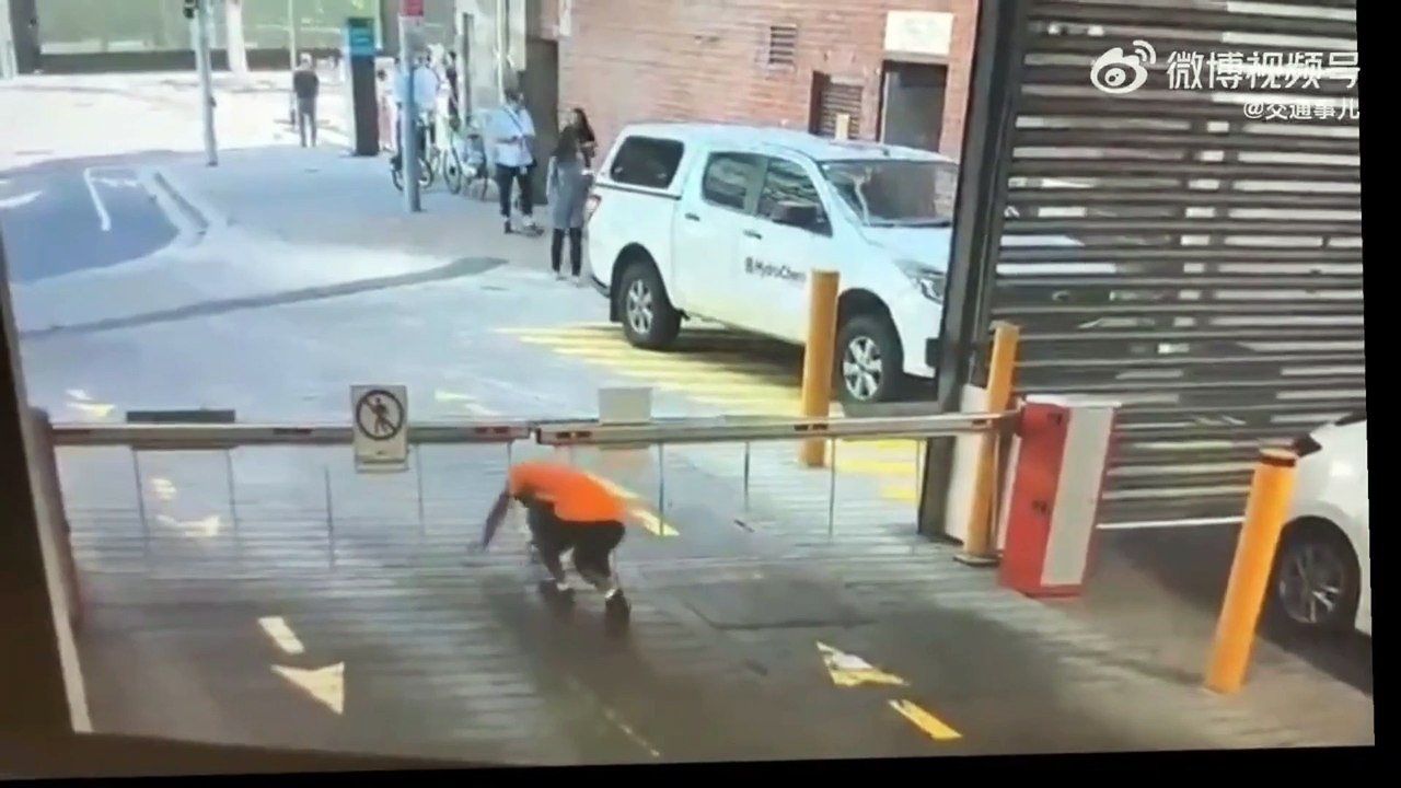 Quand une barrière automatique a décidé de te voler tes vêtements