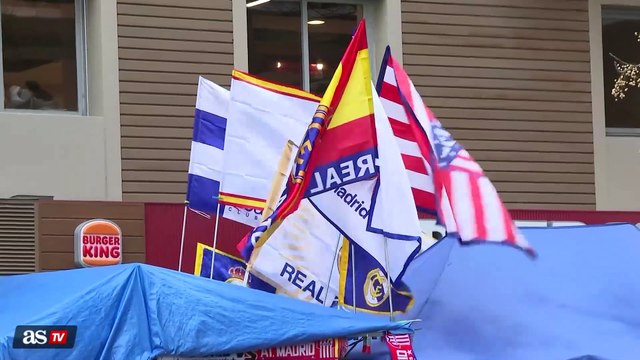 Los seguidores del real Madrid, preparados para enfrentarse al Atlético en el Bernabéu