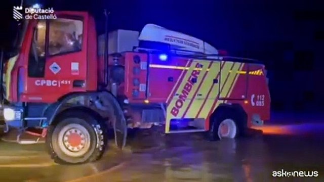 Spagna, allerta per forti piogge: i soccorsi nelle strade allagate