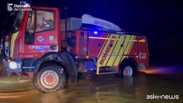 Spagna, allerta per forti piogge: i soccorsi nelle strade allagate