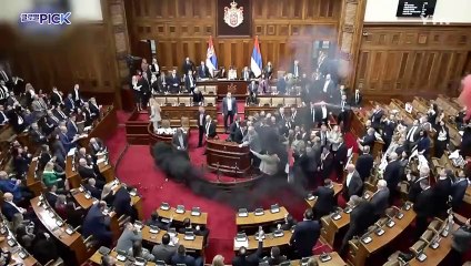 세르비아 의회에 연막탄..."의원 3명 부상" / YTN