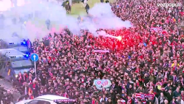 Cientos de hinchas del Atlético desfilan hacia el Bernabéu para enfrentarse al Real Madrid
