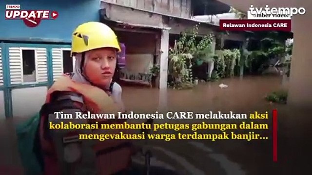 Relawan Bantu Petugas Evakuasi Korban Banjir di Jabodetabek Pakai Perahu Karet