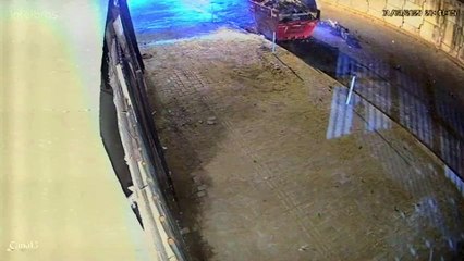 Vídeo: Jovem de 21 anos morre em colisão com caçamba de entulho no PR