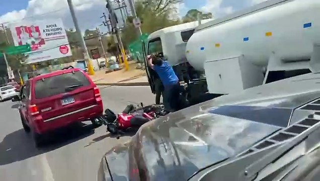 Hondureños se van a los golpes en calle de Tegucigalpa