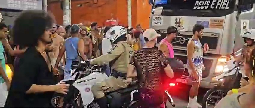 Trio elétrico de Daniela Mercury quebra e atrasa desfile no Circuito Campo Grande; veja