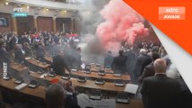 Parlimen Serbia: Kecoh ahli Parlimen lempar bom asap, sembur gas pemedih mata di Parlimen