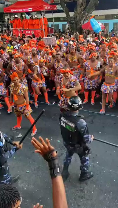 Foliões de "As Muquiranas" enfrentam agentes da Guarda Municipal no Carnaval