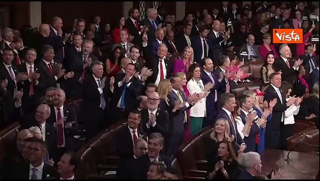 L'applauso per Musk al Congresso Usa, lui fa triangolo con le dita come Eric Trump a insediamento