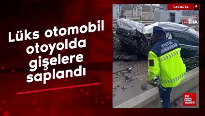Sakarya'da lüks otomobil, otoyolda gişelere saplandı