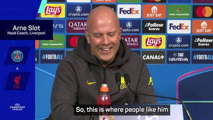 'We get linked with everyone!' - Did Slot try to sign Kvaratskhelia?