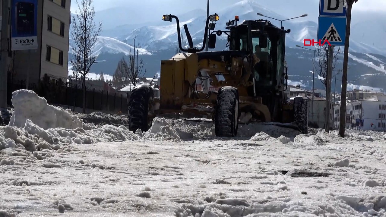Erzurum'da günde 500 kamyon kar, şehir dışına taşınıyor