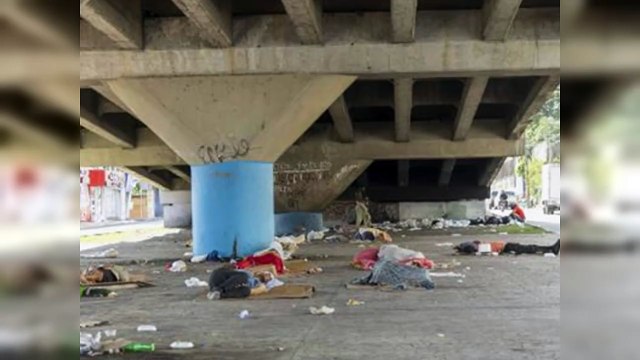 Indigentes y basura ocupan espacios debajo de los elevados
