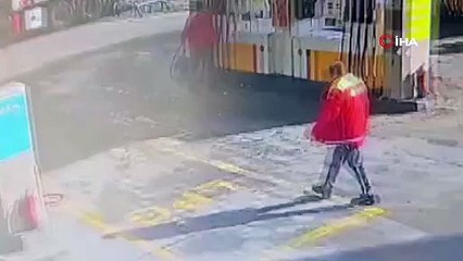 Çalışmayan otomobili iterken kaza yaptılar