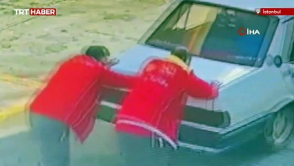 Çalışmayan otomobili iterken kaza yaptılar