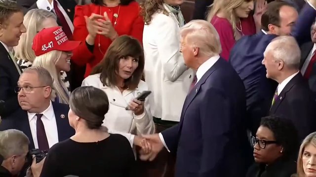 Trump reivindica sus aranceles y manda señales a Ucrania en una sesión del Congreso