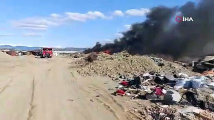 Manavgat’ta yol kenarındaki moloz yangını itfaiye ekiplerince söndürüldü