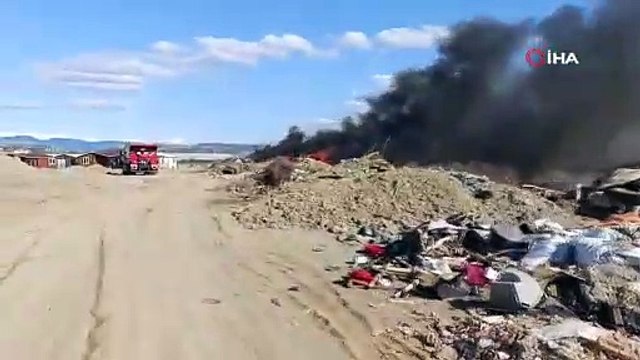 Manavgat’ta yol kenarındaki moloz yangını itfaiye ekiplerince söndürüldü