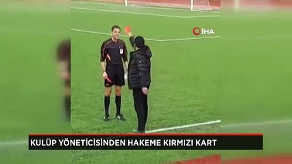 Kulüp yöneticisi hakeme tepkisini kırmızı kartla gösterdi