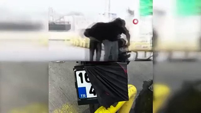 Bursa'da yakalandıkları polisle hatıra fotoğrafı çektirdiler