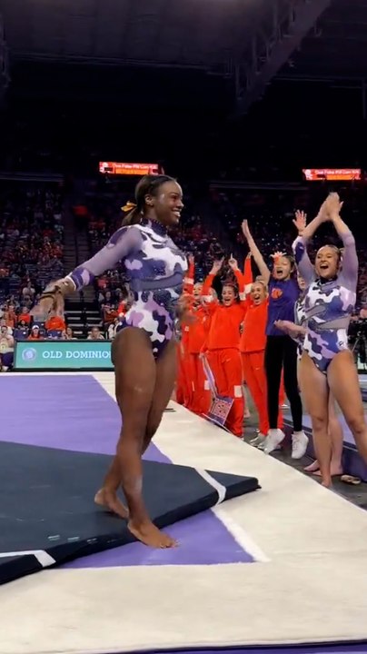 Una gimnasta universitaria hace historia al replicar el salto de Simone Biles