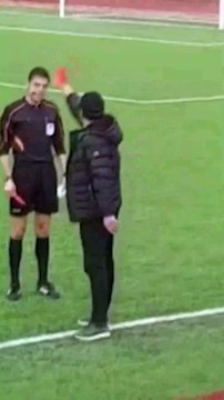 Yeşil sahada sıra dışı tepki! Yöneticiden hakeme kırmızı kart