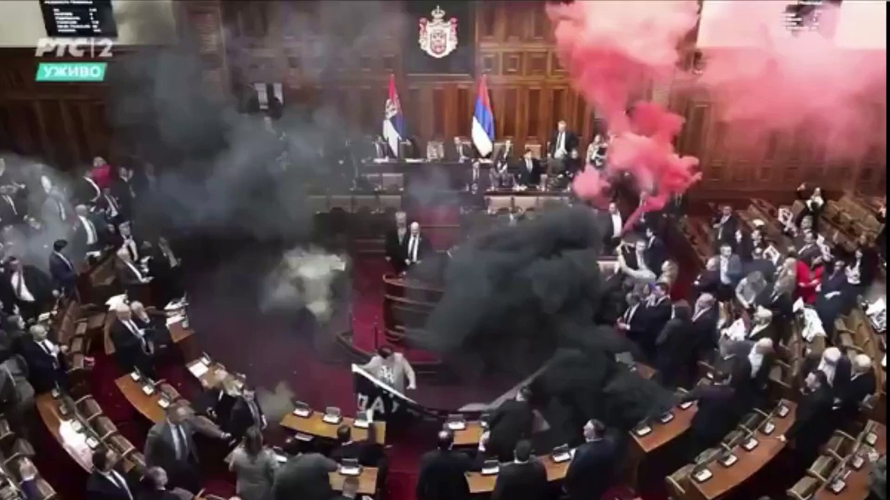 Tränengas und Rauchbomben: Serbiens Parlament versinkt im Chaos