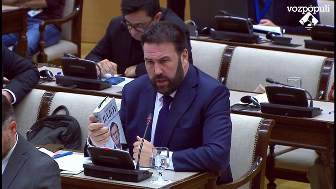 Iñarritu (Bildu) hace referencia al libro de Rajoy en la Comisión de la Operación Cataluña