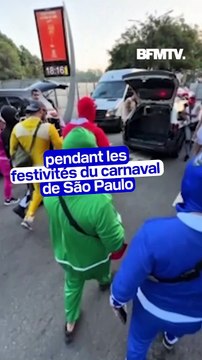 Des policiers déguisés au carnaval de São Paulo