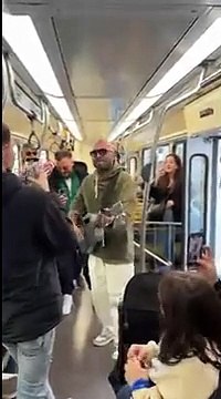 Giuliano Sangiorgi, leader dei Negramaro canta sul tram a Milano