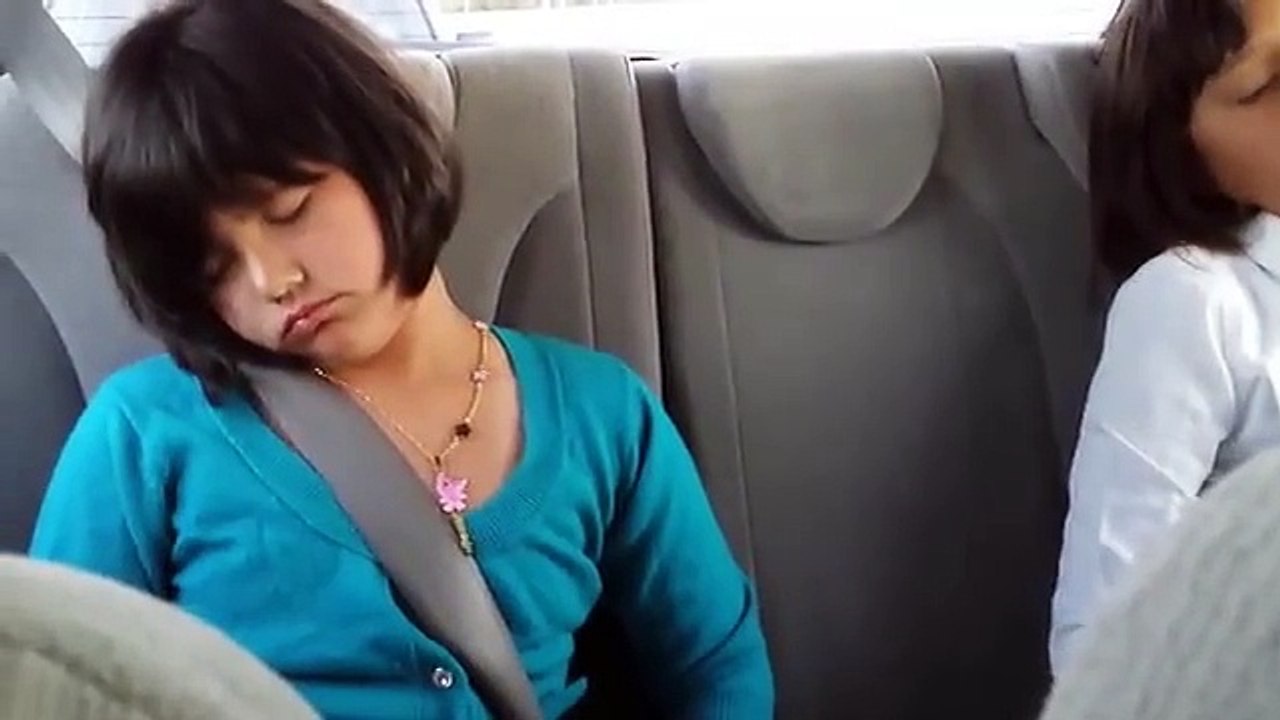 funniest_little_girl_falling_asleep_while_driving(0)