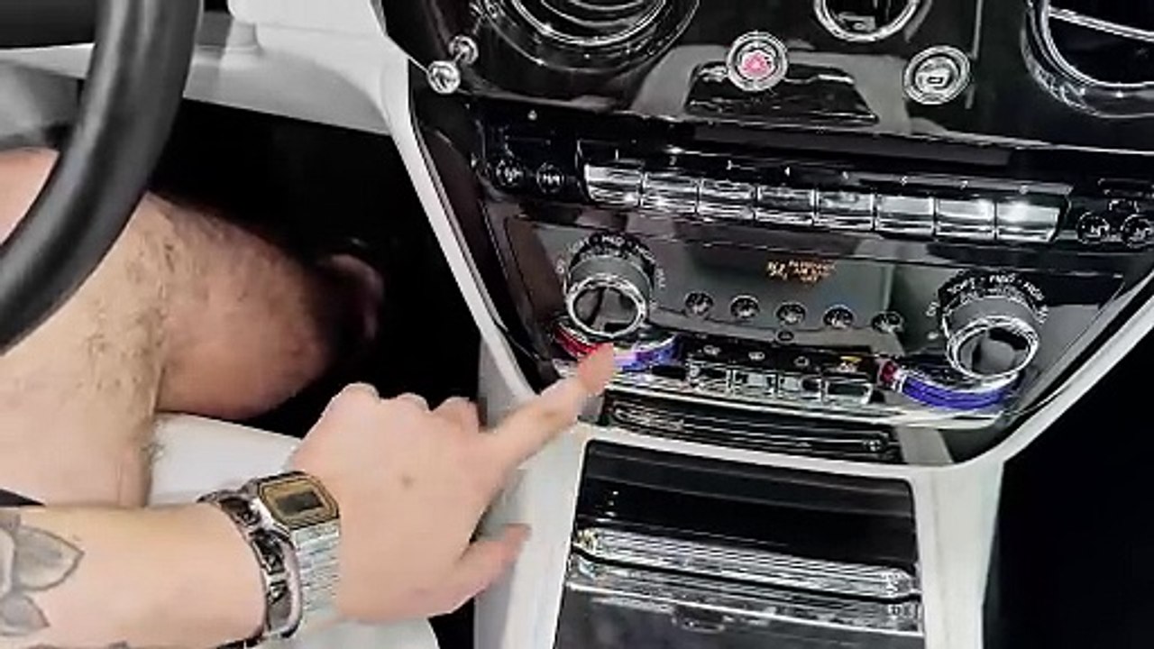 Rolls-Royce Phantom (2025) - The Most Expensive Super Luxury Sedan!