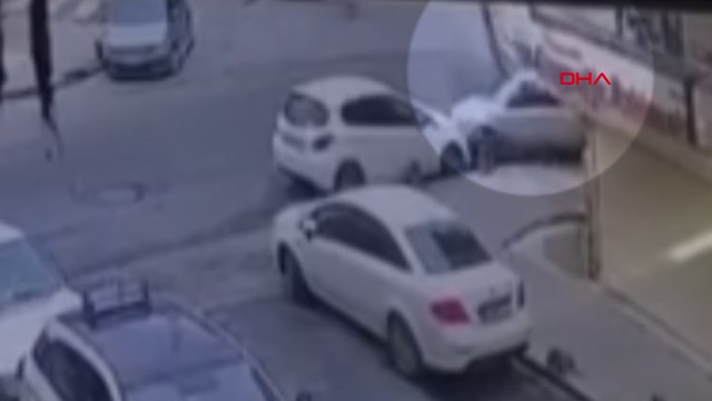 Sultangazi'de yokuş aşağı kayan kamyon baklavacıya girdi