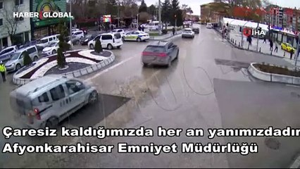 Polisin abla şefkatiyle yürekleri ısıtan görüntüsü