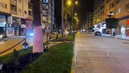 Hatay'da ağaçlar yola devrildi, konteynerler sürüklendi!