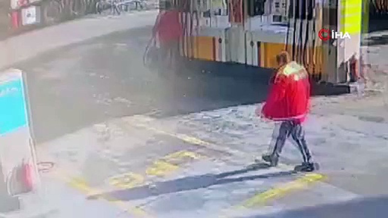 Küçükçekmece'de ilginç olay: Çalışmayan arabayla kaza yaptılar!