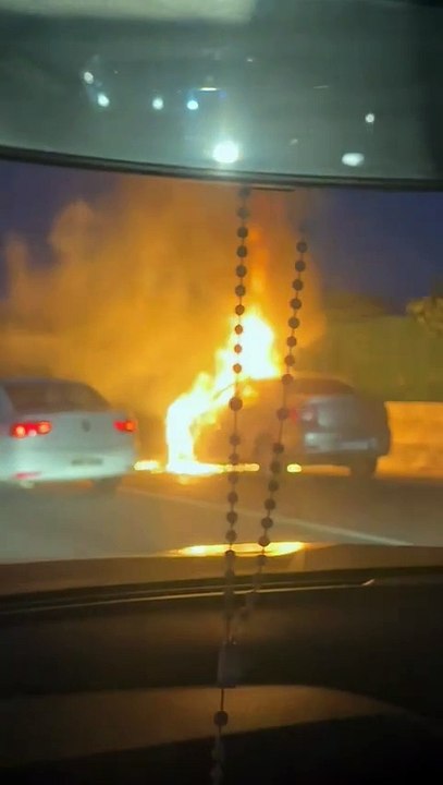Carro pega fogo e assusta motoristas em via movimentada de Lauro de Freitas; assista