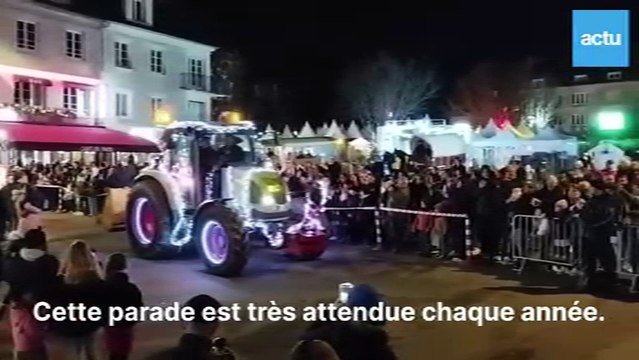 En Normandie, ces tracteurs illuminés défilent pour Noël