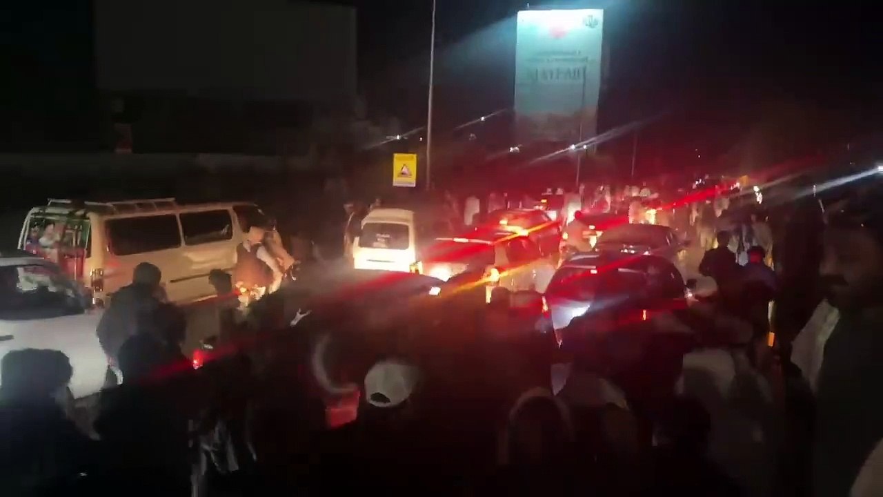 اسلام آباد کی موجودہ صورتحال۔۔ہرطرف سرہی سر، لاکھوں کا مجمع کنٹینر کےاردگرد جمع