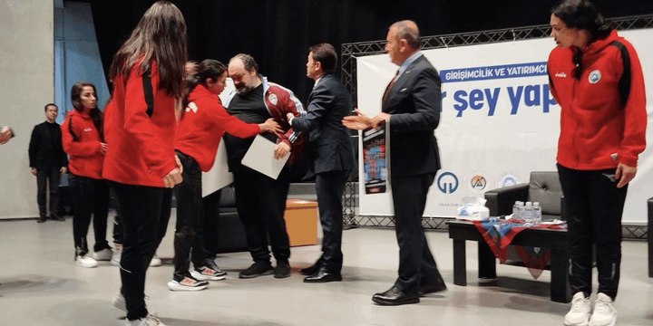 Yemeksepeti kurucusu Nevzat Aydın Trabzon'da katıldığı panelde fenalaştı