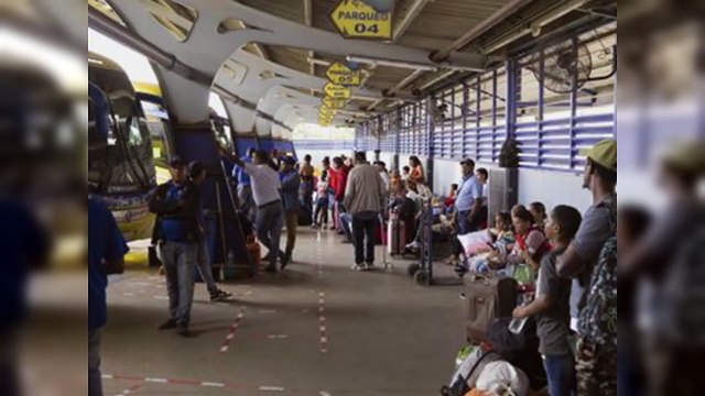 Pasajeros comienzan a abarrotar las paradas de autobuses