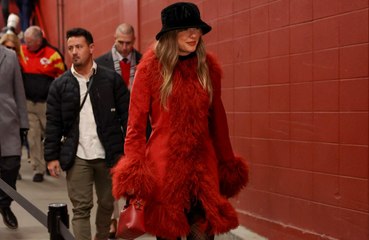 テイラー・スウィフト、子供病院で面会したファンにミュウミュウのツーピースをサプライズ・プレゼント！