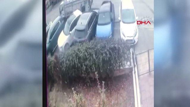 Yokuşta geri kayan kamyonetin 11 araca çarptığı kaza kamerada